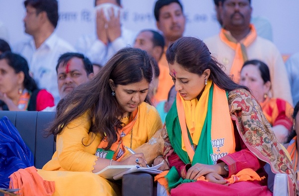 pankaja munde reaction on demand of pritam munde should contest from shevgaon pathardi | “प्रीतम मुंडेंनी शेवगाव-पाथर्डीतून लढावे”; कार्यकर्त्यांनी मागणी, पंकजाताई म्हणाल्या... pankaja munde reaction on demand of pritam munde should contest from shevgaon pathardi | “प्रीतम मुंडेंनी शेवगाव-पाथर्डीतून लढावे”; कार्यकर्त्यांनी मागणी, पंकजाताई म्हणाल्या...
