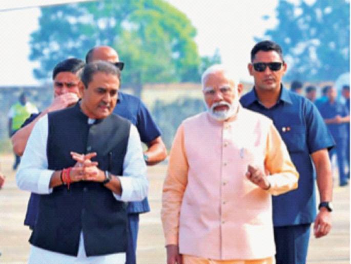 Discussion between Prime Minister Narendra Modi and Praful Patel at the airport | पंतप्रधान मोदी, प्रफुल्ल पटेल यांच्यात विमानतळावर चर्चा