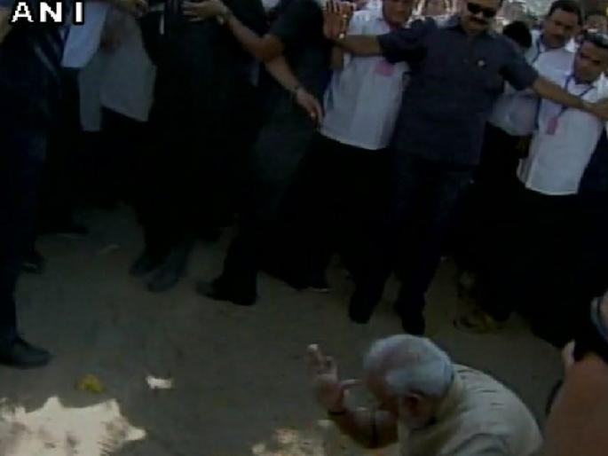 The Prime Minister graced the soil of the school of Ganjawal, | पंतप्रधान गहिवरले, जन्मगावच्या शाळेची माती लावली कपाळाला The Prime Minister graced the soil of the school of Ganjawal, | पंतप्रधान गहिवरले, जन्मगावच्या शाळेची माती लावली कपाळाला