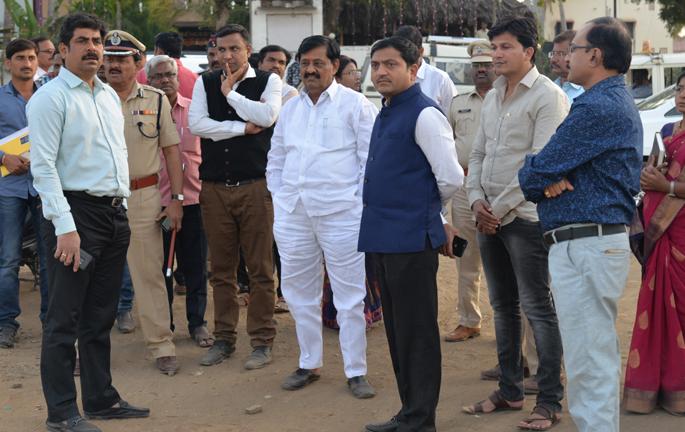 Four mines survey for Narendra Modi's meeting in Solapur; But Delhi's security system will decide | सोलापुरातील नरेंद्र मोदींच्या सभेसाठी चार मैदानांची पाहणी; मात्र निर्णय घेणार दिल्लीची सुरक्षा यंत्रणा Four mines survey for Narendra Modi's meeting in Solapur; But Delhi's security system will decide | सोलापुरातील नरेंद्र मोदींच्या सभेसाठी चार मैदानांची पाहणी; मात्र निर्णय घेणार दिल्लीची सुरक्षा यंत्रणा