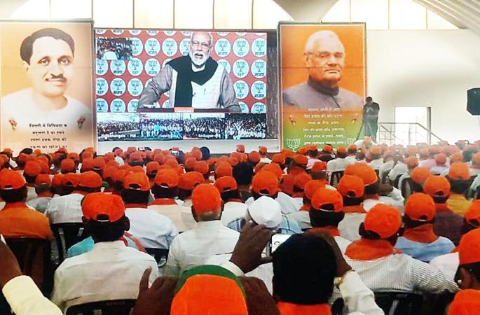 Prime Minister Narendra Modi said; Hello! Do not you know how well the bride is! | पंतप्रधान नरेंद्र मोदी म्हणाले; नमस्कार ! माढावाल्यांनो, कसं काय ठीक आहे ना !