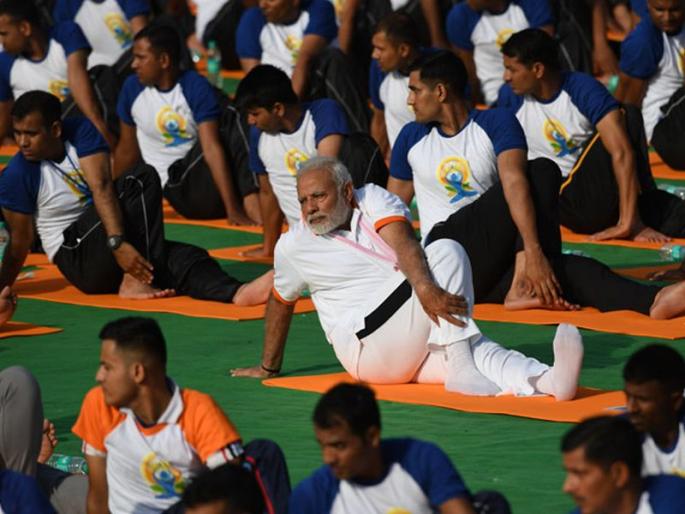 Yoga in the world!! Yogas made millions of people | जगभरात योग उत्साहात!, लाखो लोकांनी केली योगासने