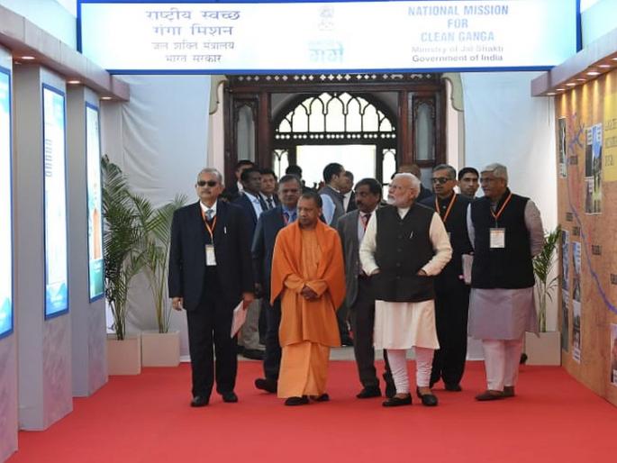 Prime Minister Narendra Modi stumbled on the Ganga Ghat in Kanpur | पंतप्रधान नरेंद्र मोदी गंगा घाटावर अडखळून पडले, सुरक्षा रक्षकांनी सावरले Prime Minister Narendra Modi stumbled on the Ganga Ghat in Kanpur | पंतप्रधान नरेंद्र मोदी गंगा घाटावर अडखळून पडले, सुरक्षा रक्षकांनी सावरले
