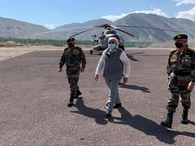 PM Narendra Modi's arrival in Ladakh, he was later briefed by senior officials in Nimmoo | Video: लेह दौऱ्यावर पोहोचताच नरेंद्र मोदींनी सर्वात पहिले केले 'हे' महत्वाचे काम PM Narendra Modi's arrival in Ladakh, he was later briefed by senior officials in Nimmoo | Video: लेह दौऱ्यावर पोहोचताच नरेंद्र मोदींनी सर्वात पहिले केले 'हे' महत्वाचे काम