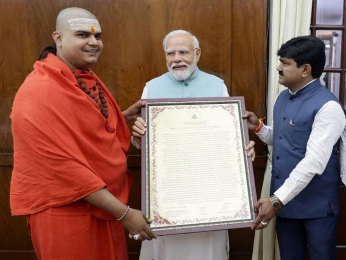 A copperplate offering with 100 verses on the career of Prime Minister Modi | पंतप्रधान मोदींच्या कारकिर्दीवर रचलेले शंभर श्लोक कोरलेला ताम्रपट अर्पण A copperplate offering with 100 verses on the career of Prime Minister Modi | पंतप्रधान मोदींच्या कारकिर्दीवर रचलेले शंभर श्लोक कोरलेला ताम्रपट अर्पण