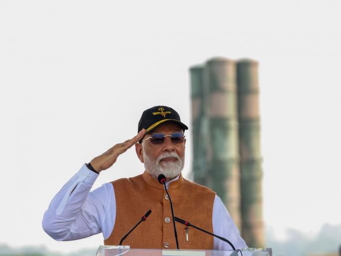 PM Modi Visits Adampur Airbase: India's S-400 defense system is absolutely safe: PM Modi exposes Pakistan through a photo.. | भारताची S-400 संरक्षण प्रणाली सुरक्षित: पीएम मोदींनी 'त्या' फोटोतून केली पाकिस्तानची पोलखोल PM Modi Visits Adampur Airbase: India's S-400 defense system is absolutely safe: PM Modi exposes Pakistan through a photo.. | भारताची S-400 संरक्षण प्रणाली सुरक्षित: पीएम मोदींनी 'त्या' फोटोतून केली पाकिस्तानची पोलखोल