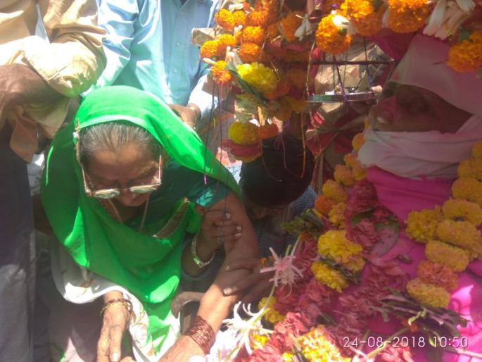  Last year, the sister of the oldest brother tied the rakhi to the half-century | शंभरीच्या वाटेवरील वृद्ध बहिणीने दिला नव्वदीच्या भावाला राखी बांधून अखेरचा निरोप