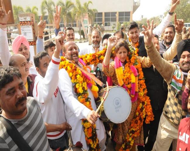 BJP won in Mohali, Congress won 37 seats in Municipal Corporation | मोहालीत भाजपला भोपळा, महापालिकेत काँग्रेसने जिंकल्या 37 जागा  BJP won in Mohali, Congress won 37 seats in Municipal Corporation | मोहालीत भाजपला भोपळा, महापालिकेत काँग्रेसने जिंकल्या 37 जागा