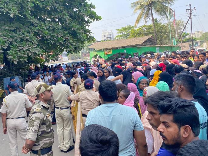 Slum holders of Kutch, Patel Mohalla march on the municipality | कच्छि,पटेल मोहल्ला येथील झोपडपट्टी धारकांचा पालिकेवर मोर्चा Slum holders of Kutch, Patel Mohalla march on the municipality | कच्छि,पटेल मोहल्ला येथील झोपडपट्टी धारकांचा पालिकेवर मोर्चा