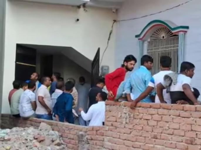 robbers entered house murdered engineer in front of his wife and children looted cash and jewelry | भयंकर! दरोडेखोरांनी घरात घुसून पत्नी, मुलांसमोर केली इंजिनिअरची हत्या; पैसे, दागिने घेऊन पसार robbers entered house murdered engineer in front of his wife and children looted cash and jewelry | भयंकर! दरोडेखोरांनी घरात घुसून पत्नी, मुलांसमोर केली इंजिनिअरची हत्या; पैसे, दागिने घेऊन पसार
