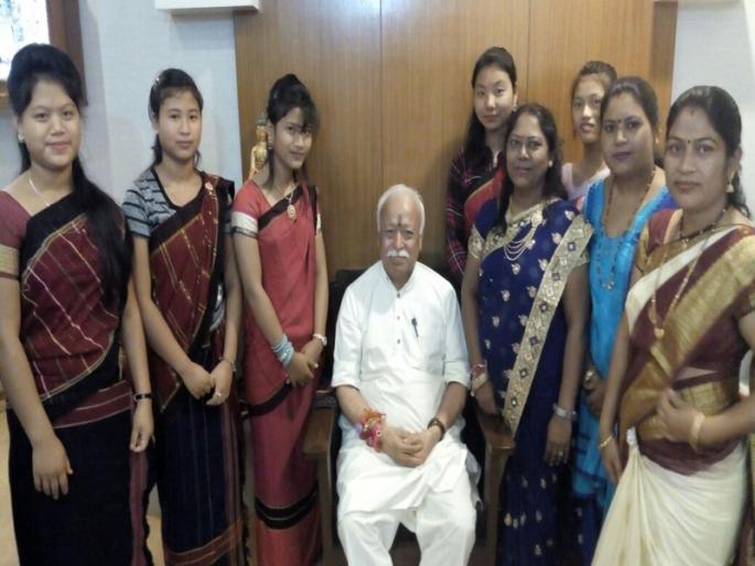 Tibetan Rakhi Sans Sanghchalkars built by refugee women | तिबेटी निर्वासित महिलांनी बांधली सरसंघचालकांना राखी 