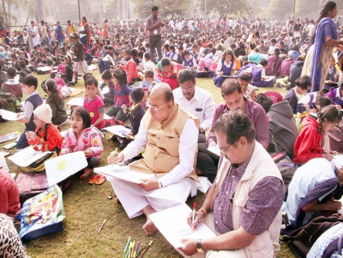 The social message of childhood artists by throwing colors; painting competition in Sarasbaug | रंगांची उधळण करीत बालचित्रकारांचा सामाजिक संदेश; सारसबागेत चित्रकला स्पर्धा The social message of childhood artists by throwing colors; painting competition in Sarasbaug | रंगांची उधळण करीत बालचित्रकारांचा सामाजिक संदेश; सारसबागेत चित्रकला स्पर्धा