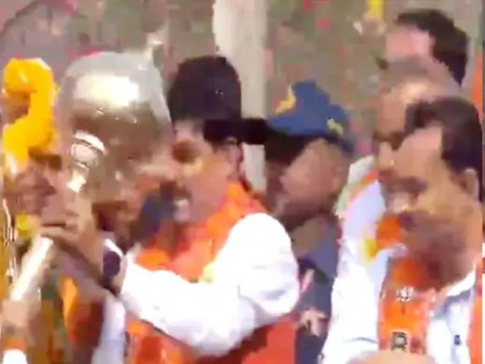 Madhya Pradesh Lok Sabha Election 2024: The Chief Minister riding the chariot raised the mace, hit the head of the MLA who joined the BJP from Congress, then... | रथावर स्वार मुख्यमंत्र्यांनी गदा उंचावली, काँग्रेसमधून भाजपात आलेल्या आमदाराच्या डोक्याला लागली, मग...   Madhya Pradesh Lok Sabha Election 2024: The Chief Minister riding the chariot raised the mace, hit the head of the MLA who joined the BJP from Congress, then... | रथावर स्वार मुख्यमंत्र्यांनी गदा उंचावली, काँग्रेसमधून भाजपात आलेल्या आमदाराच्या डोक्याला लागली, मग...