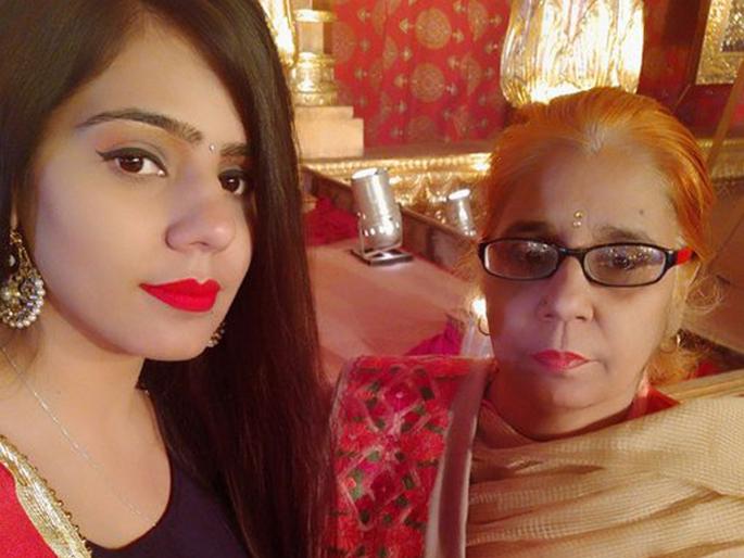 A Daughter searching fo a man for his 56 year old single mother, People praise her thoughts | क्या बात! आणखी एक तरूणी ५६ वर्षीय आईसाठी शोधतीये जोडीदार, कुणी आहे का नजरेत? A Daughter searching fo a man for his 56 year old single mother, People praise her thoughts | क्या बात! आणखी एक तरूणी ५६ वर्षीय आईसाठी शोधतीये जोडीदार, कुणी आहे का नजरेत?