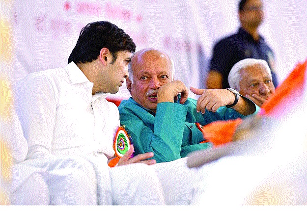 Mohite-Bhosale celebrate kite-flying! 'Gogali of Atulbaab': The appeal of Kites and appeals to Madanadas; Churches get up in the political circles | मोहिते-भोसले मनोमिलनासाठी पतंगरावांची साद! अतुलबाबांची ‘गुगली : पतंगरावांचे आवाहन अन् मदनदादांचा प्रतिसाद; राजकीय वर्तुळात चर्चांना ऊत