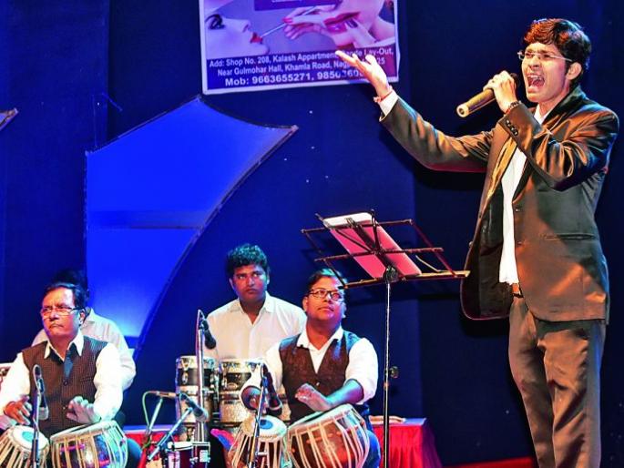 Bollywood retro era journey made by singers in Nagpur | नागपुरात गायकांनी घडवली रसिकांना बॉलिवूड रेट्रो युगाची सफर 