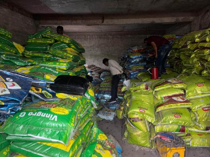 Gorakhanda was going on behind the police station; | पोलिस ठाण्याच्या मागेच सुरू होता गोरखधंदा; घरपोच विक्रीचा फंडा Gorakhanda was going on behind the police station; | पोलिस ठाण्याच्या मागेच सुरू होता गोरखधंदा; घरपोच विक्रीचा फंडा