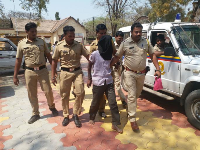 The robber assassination of the three policemen and the robber who attacked the police, the performance of Solapur rural police | तिघांचा खून करून पोलिसांवरील हल्ला करणारा दरोडेखोर जेरबंद, सोलापूर ग्रामीण पोलीसांची कामगिरी