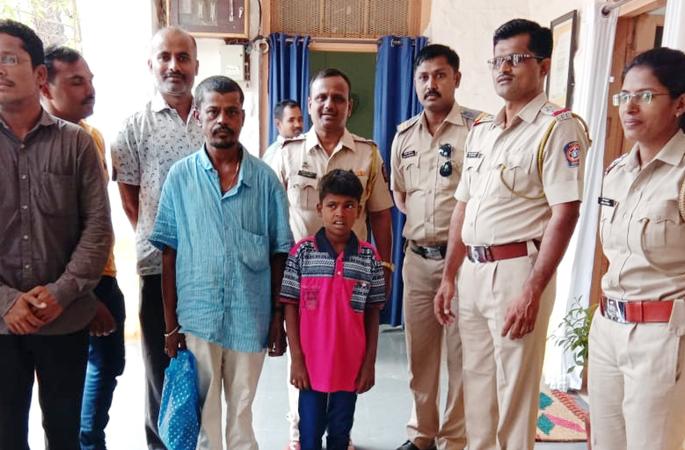 After the lost father-son's visit, police also got enraged! | हरविलेल्या पिता-पुत्राच्या भेटीनंतर पोलीसही गहिवरले ! After the lost father-son's visit, police also got enraged! | हरविलेल्या पिता-पुत्राच्या भेटीनंतर पोलीसही गहिवरले !