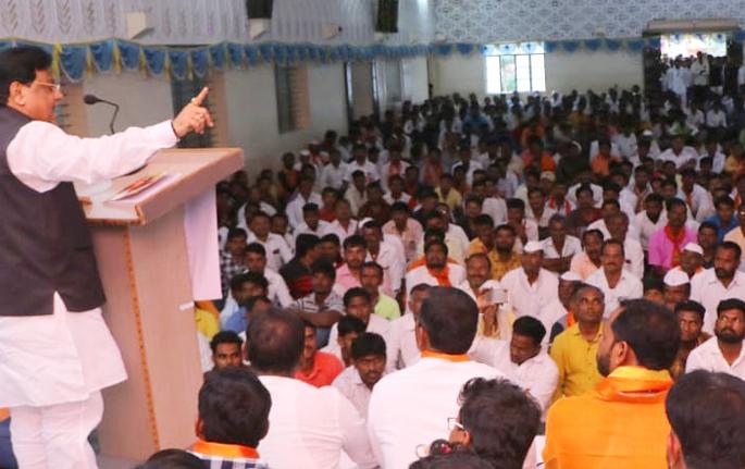 The Shiv Senais, who go to the palace of Akalooj and go to the fence of Ungar, will buy a hundred pieces of masters, | अकलूजचे उंबरठे झिजविणाºया अन् अनगरच्या वाड्यावर जाणाºया शिवसैनिकांना सावंतांचा टोला, ‘असले शंभर मालक विकत घेईन’ The Shiv Senais, who go to the palace of Akalooj and go to the fence of Ungar, will buy a hundred pieces of masters, | अकलूजचे उंबरठे झिजविणाºया अन् अनगरच्या वाड्यावर जाणाºया शिवसैनिकांना सावंतांचा टोला, ‘असले शंभर मालक विकत घेईन’