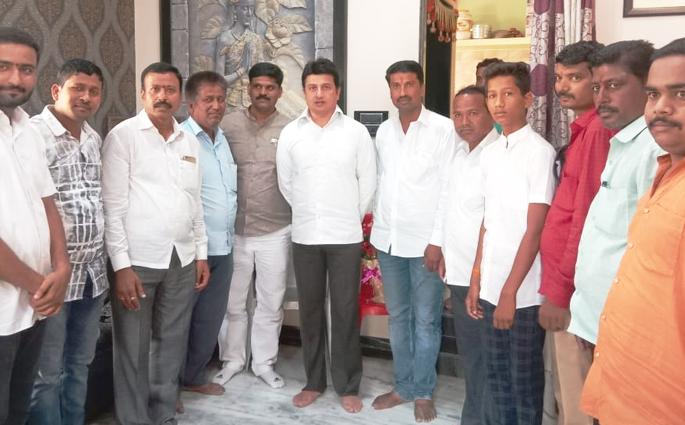 Ranjidad's friend in Mohol, the old team attendees | रणजितदादांचे मोहोळमध्ये स्नेहभोजन, जुनी टीम उपस्थित Ranjidad's friend in Mohol, the old team attendees | रणजितदादांचे मोहोळमध्ये स्नेहभोजन, जुनी टीम उपस्थित