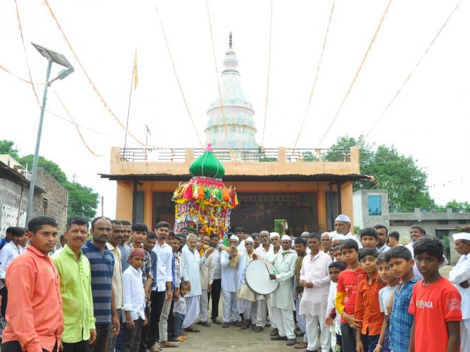 A vision of Hindu-Muslim unity; They have been celebrating Muharram together for the past three generations | हिंदू-मुस्लीम एकतेचे दर्शन; गेल्या तीन पिढ्यांपासून साजरा करतात एकत्र मोहरम सण A vision of Hindu-Muslim unity; They have been celebrating Muharram together for the past three generations | हिंदू-मुस्लीम एकतेचे दर्शन; गेल्या तीन पिढ्यांपासून साजरा करतात एकत्र मोहरम सण