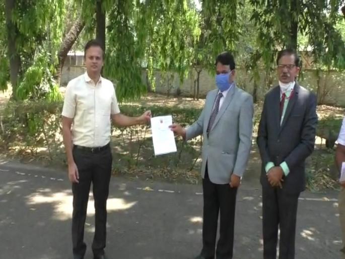 Mohatadevi Trust funded Rs. Delivery of checks to District 2 | मोहटादेवी ट्रस्टने दिला ५१ लाखांचा निधी; जिल्हाधिका-यांकडे धनादेश सुपुर्द Mohatadevi Trust funded Rs. Delivery of checks to District 2 | मोहटादेवी ट्रस्टने दिला ५१ लाखांचा निधी; जिल्हाधिका-यांकडे धनादेश सुपुर्द