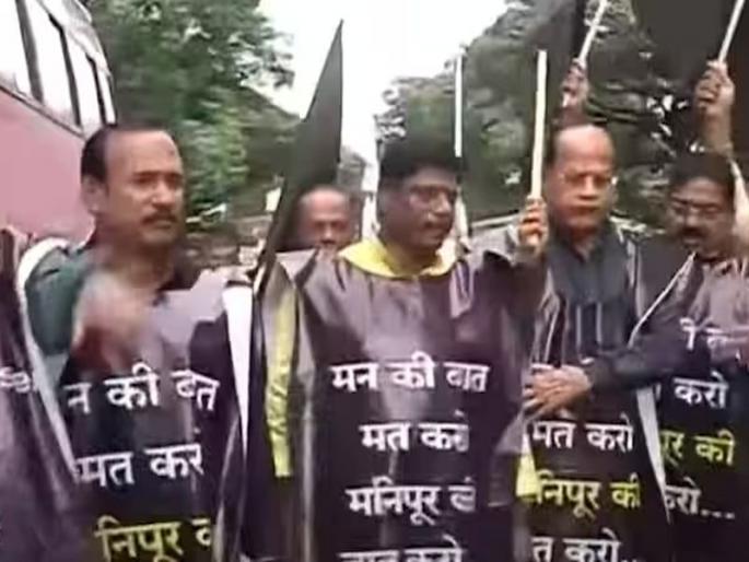 Protest against PM Narendra Modi's visit to Pune; The police detained the protestors | पुण्यात नरेंद्र मोदींच्या दौऱ्याला विरोध; पोलिसांनी आंदोलकांना घेतलं ताब्यात Protest against PM Narendra Modi's visit to Pune; The police detained the protestors | पुण्यात नरेंद्र मोदींच्या दौऱ्याला विरोध; पोलिसांनी आंदोलकांना घेतलं ताब्यात