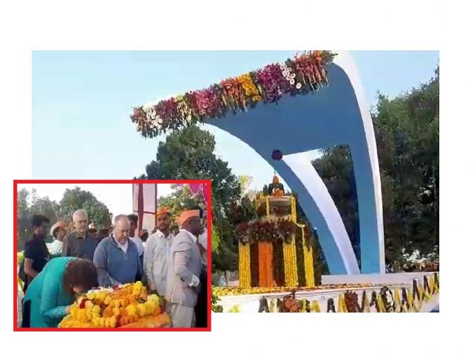 Rashtrasant Tukdoji Maharaj is a global leader; Foreign guests bow to Tukdoji Maharaj | राष्ट्रसंतांना आज मौन श्रद्धांजली; विदेशातील पाहुणे तुकडोजी महाराजांना नतमस्तक Rashtrasant Tukdoji Maharaj is a global leader; Foreign guests bow to Tukdoji Maharaj | राष्ट्रसंतांना आज मौन श्रद्धांजली; विदेशातील पाहुणे तुकडोजी महाराजांना नतमस्तक