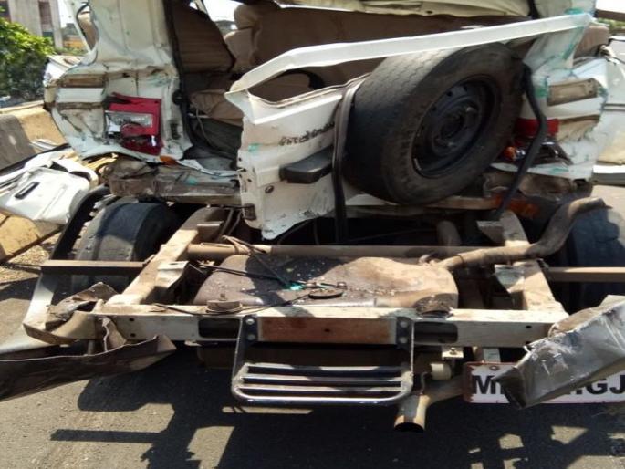 Three killed with sarpanch woman | अपघातात सरपंच महिलेसह तीन ठार Three killed with sarpanch woman | अपघातात सरपंच महिलेसह तीन ठार