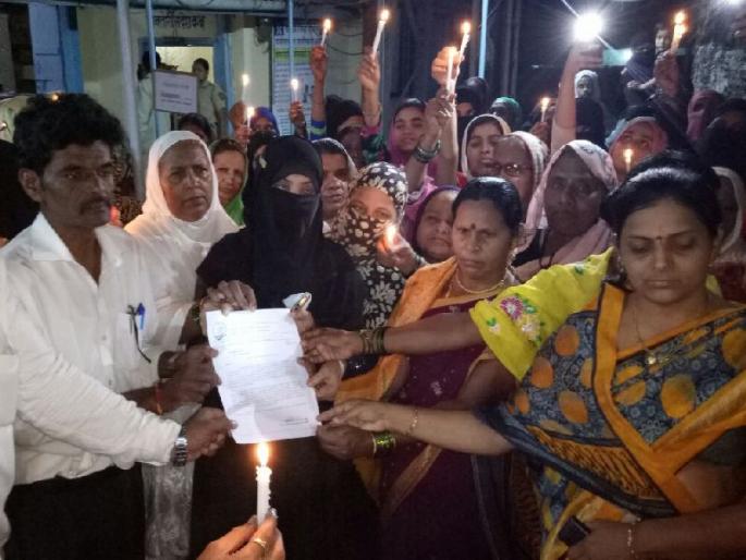 Congress party's congress march in Mokhada protesting against atrocities on women | स्त्रियांवरील अमानुष अत्याचाराच्या निषेधार्थ मोखाड्यात काँग्रेस पक्षाचा कँडल मार्च Congress party's congress march in Mokhada protesting against atrocities on women | स्त्रियांवरील अमानुष अत्याचाराच्या निषेधार्थ मोखाड्यात काँग्रेस पक्षाचा कँडल मार्च