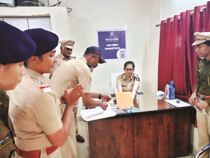 Scan the QR code for railway complaints; FIR will be filed in 2 hours now | रेल्वेतल्या तक्रारीसाठी क्यूआर कोड स्कॅन करा; गुन्ह्यात आता २ तासांत होणार एफआयआर Scan the QR code for railway complaints; FIR will be filed in 2 hours now | रेल्वेतल्या तक्रारीसाठी क्यूआर कोड स्कॅन करा; गुन्ह्यात आता २ तासांत होणार एफआयआर