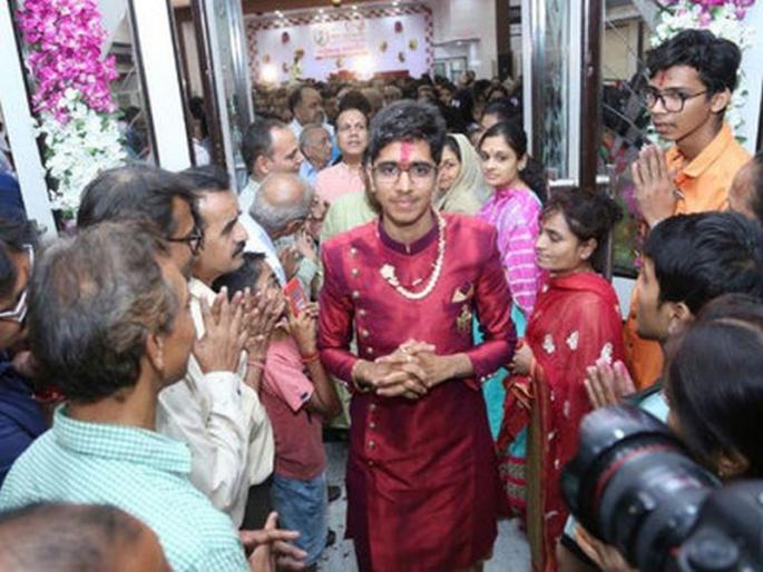 business worth 100 crores owner 24 year old mokshesh shah will be-jain monk | 100 कोटींचा व्यावसाय सोडून दीक्षा घेणार हा 24 वर्षीय सीए तरूण business worth 100 crores owner 24 year old mokshesh shah will be-jain monk | 100 कोटींचा व्यावसाय सोडून दीक्षा घेणार हा 24 वर्षीय सीए तरूण