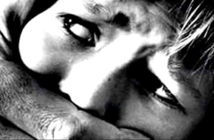 He said, "Stop raping you!" Citizens rushed to the rescue to avert disaster | तो म्हणाला, थांब तुझा बलात्कार करतो! नागरिक मदतीला धावल्याने अनर्थ टळला