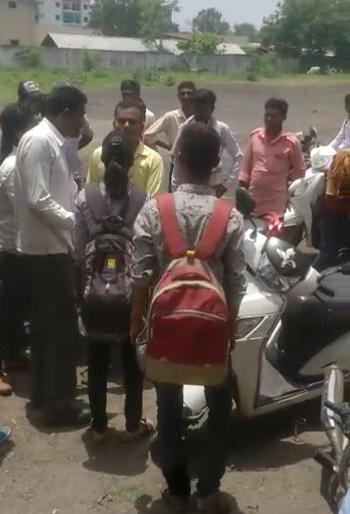 Eve teaser slapped by a Durga | दुर्गाचा 'दुर्गावतार'; छेड काढणाऱ्याची भर रस्त्यात धुलाई Eve teaser slapped by a Durga | दुर्गाचा 'दुर्गावतार'; छेड काढणाऱ्याची भर रस्त्यात धुलाई