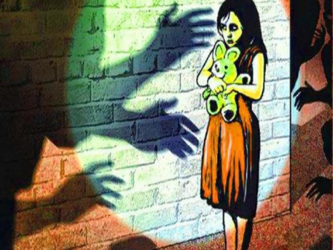 9-year-old girl has sexually harrassment | खळबळजनक! नैसर्गिक विधीसाठी गेलेल्या ९ वर्षांच्या मुलीवर अत्याचार 9-year-old girl has sexually harrassment | खळबळजनक! नैसर्गिक विधीसाठी गेलेल्या ९ वर्षांच्या मुलीवर अत्याचार