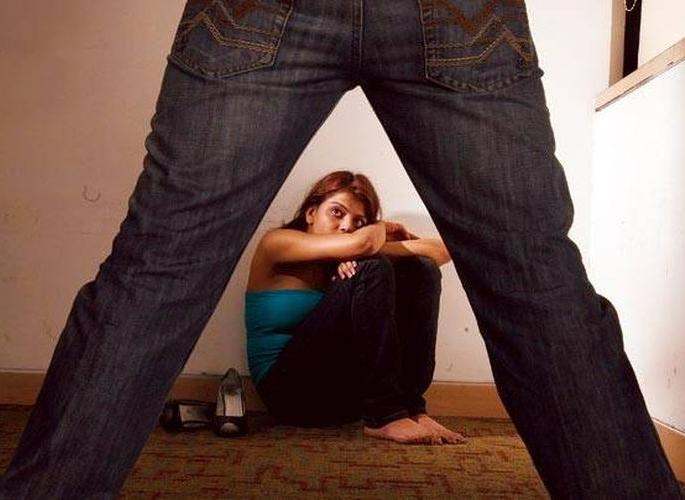 In Nagpur Electricity worker tries to molestation young woman | नागपुरात वीज कर्मचाऱ्याकडून युवतीवर अतिप्रसंगाचा प्रयत्न In Nagpur Electricity worker tries to molestation young woman | नागपुरात वीज कर्मचाऱ्याकडून युवतीवर अतिप्रसंगाचा प्रयत्न