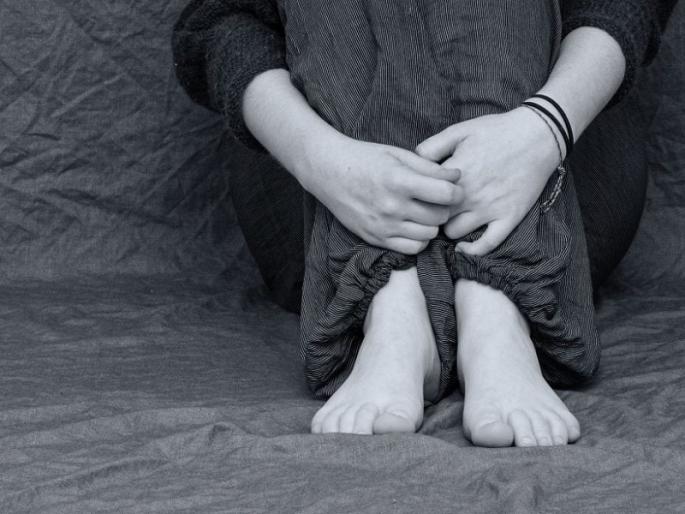 Acid was thrown on his wife saying to withdraw the crime of domestic violence | Pune: घरगुती हिंसाचाराचा गुन्हा मागे घे म्हणत पत्नीवर टाकले ऍसिड, हडपसरमधील घटना Acid was thrown on his wife saying to withdraw the crime of domestic violence | Pune: घरगुती हिंसाचाराचा गुन्हा मागे घे म्हणत पत्नीवर टाकले ऍसिड, हडपसरमधील घटना