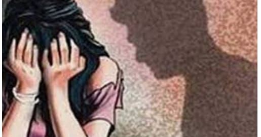 Rape of a minor girl by showing the lure of love affair | प्रेमसंबंधांचे आमिष दाखवून अल्पवयीन मुलीवर अत्याचार