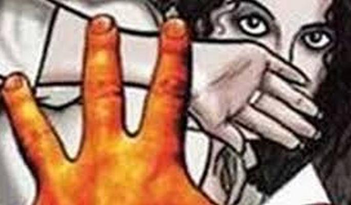 Molestation of a minor girl; two arrested | अल्पवयीन मुलीबरोबर अश्लील चाळे; दोघांना अटक
