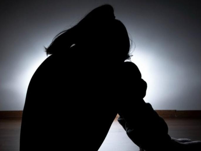 Indecent acts on seeing women, two charged with molestation in solapur | महिलांना पाहून अश्लील हातवारे, दोघांवर विनयभंगाचा गुन्हा Indecent acts on seeing women, two charged with molestation in solapur | महिलांना पाहून अश्लील हातवारे, दोघांवर विनयभंगाचा गुन्हा