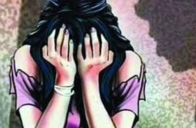 Misbehave with minors; The accused arrested | अल्पवयीन मुलीसोबत अश्लील चाळे; आरोपीस अटक Misbehave with minors; The accused arrested | अल्पवयीन मुलीसोबत अश्लील चाळे; आरोपीस अटक