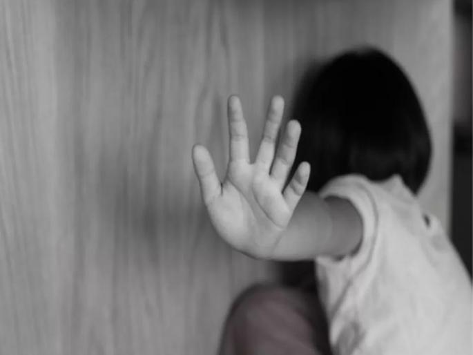 In Akola, 10 young girls molested by a staff member of a primary Marathi school | धक्कादायक! प्राथमिक मराठी शाळेतील कर्मचाऱ्याकडून १० चिमुकल्या विद्यार्थिनींचा विनयभंग In Akola, 10 young girls molested by a staff member of a primary Marathi school | धक्कादायक! प्राथमिक मराठी शाळेतील कर्मचाऱ्याकडून १० चिमुकल्या विद्यार्थिनींचा विनयभंग