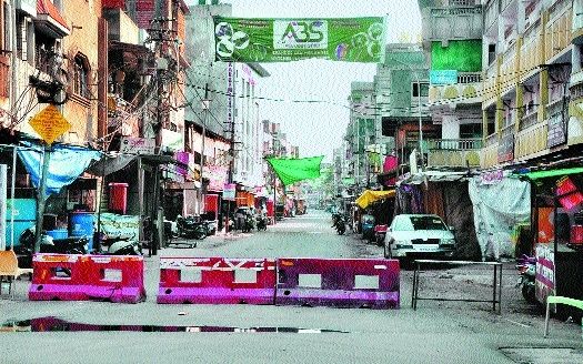 Tensions in Mominpur, Nagpur: Barricades not removed, old man dies due to delay | नागपुरातील मोमिनपुऱ्यात तणाव : बॅरिकेट्स हटवले नाहीत, उशीर झाल्याने वृद्धाचा मृत्यू Tensions in Mominpur, Nagpur: Barricades not removed, old man dies due to delay | नागपुरातील मोमिनपुऱ्यात तणाव : बॅरिकेट्स हटवले नाहीत, उशीर झाल्याने वृद्धाचा मृत्यू