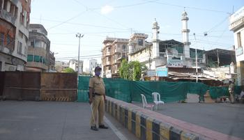 350 people from Mominpura and Dobinagar in Nagpur were quarantined | नागपुरातील मोमिनपुरा व डोबीनगर येथील ३५० लोकांना केले क्वारंटाईन