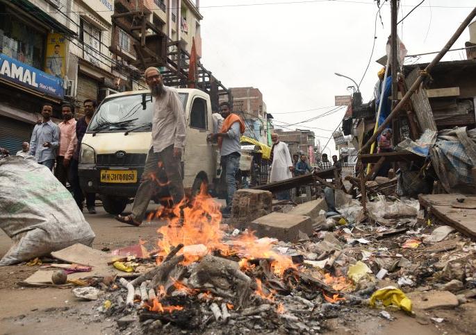 Stone pelting on NMC squad in Nagpur | नागपुरात मनपाच्या पथकावर दगडफेक Stone pelting on NMC squad in Nagpur | नागपुरात मनपाच्या पथकावर दगडफेक