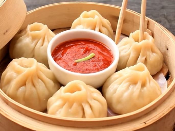 hyderabad woman dead after eating momos fifteen people fall ill in banjara hills | बापरे! स्ट्रीट फूड स्टॉलवर मोमोज खाणं बेतलं जीवावर; महिलेचा मृत्यू, १५ जण पडले आजारी hyderabad woman dead after eating momos fifteen people fall ill in banjara hills | बापरे! स्ट्रीट फूड स्टॉलवर मोमोज खाणं बेतलं जीवावर; महिलेचा मृत्यू, १५ जण पडले आजारी