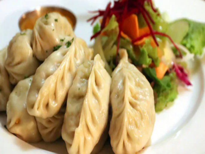 neither spicy nor fried the fun of eating steamed momos in a few minutes is different in pune | Tasty Katta : ना तिखट, ना तळलेले; पाण्याच्या वाफेवर काही मिनिटात तयार मोमोज खाण्याची मजाच वेगळी neither spicy nor fried the fun of eating steamed momos in a few minutes is different in pune | Tasty Katta : ना तिखट, ना तळलेले; पाण्याच्या वाफेवर काही मिनिटात तयार मोमोज खाण्याची मजाच वेगळी