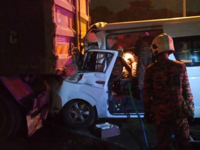 Badminton world No.1 Kento Momota injured in car accident in Malaysia, driver killed | जगातील अव्वल खेळाडूच्या गाडीला भीषण अपघात, चालकाचा जागीच मृत्यू तर... Badminton world No.1 Kento Momota injured in car accident in Malaysia, driver killed | जगातील अव्वल खेळाडूच्या गाडीला भीषण अपघात, चालकाचा जागीच मृत्यू तर...