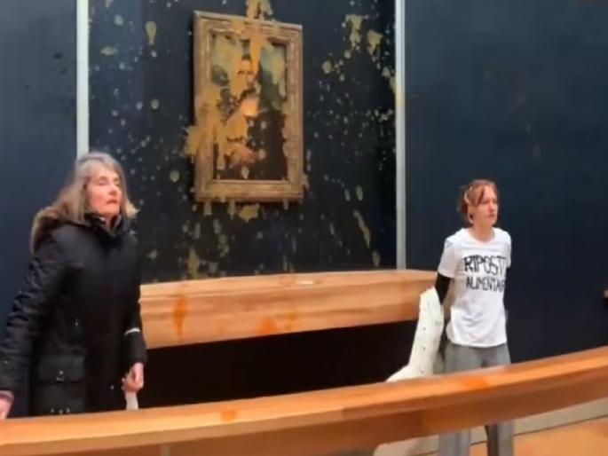 climate-activists-throw-soup-on-mona-lisa-painting-amid-farmers-protests | Video: जगप्रसिद्ध 'मोनालिसा'च्या पेटिंगवर फेकले सूप, शेतकरी आंदोलनादरम्यान घडली घटना climate-activists-throw-soup-on-mona-lisa-painting-amid-farmers-protests | Video: जगप्रसिद्ध 'मोनालिसा'च्या पेटिंगवर फेकले सूप, शेतकरी आंदोलनादरम्यान घडली घटना
